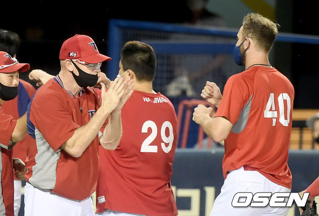 KIA 타이거즈가 두산 베어스의 5연승을 저지했다.KIA는 26일 서울 잠실구장에서 열린 ‘2020 신한은행 SOL KBO리그’ 두산과의 원정경기에서 7-5로 승리했다. 이날 승리로 지난 25일 패배를 설욕한 KIA는 1승 1패로 잠실구장 2연전을 마쳤다.경기 종료 후 KIA 윌리엄스 감독과 가뇽이 기쁨을 나누고 있다./ksl0919@osen.co.kr