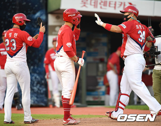 9회초 2사 1,3루 KIA 최형우가 스리런 홈런을 때린 뒤 기뻐하고 있다. /youngrae@osen.co.kr