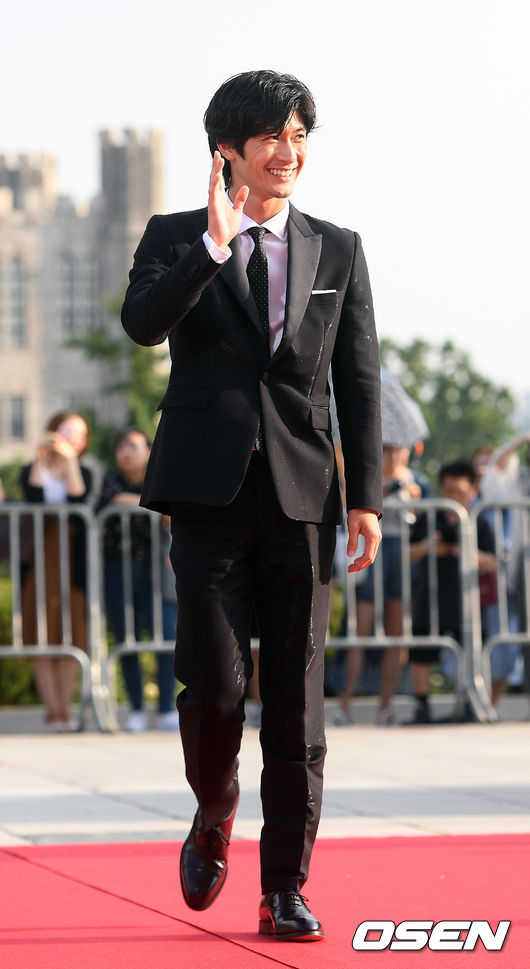 배우 미우라 하루마가 레드카펫을 밟고 있다. / rumi@osen.co.kr