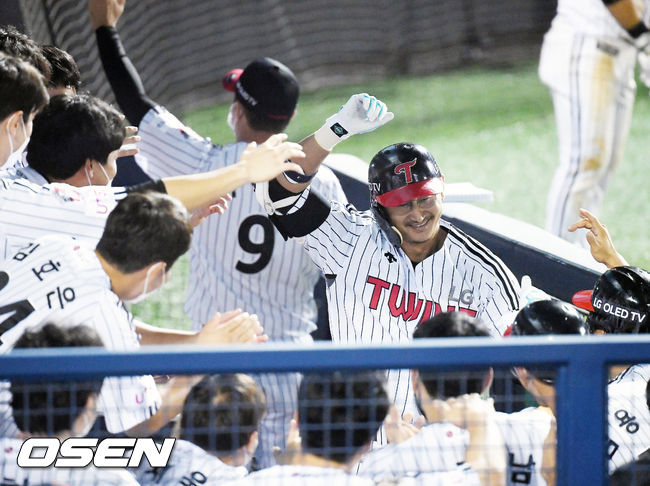 8회말 2사 주자 1,3루 LG 박용택이 역전 스리런 홈런을 날린 후 덕아웃에서 춤을 추고 있다./ rumi@osen.co.kr