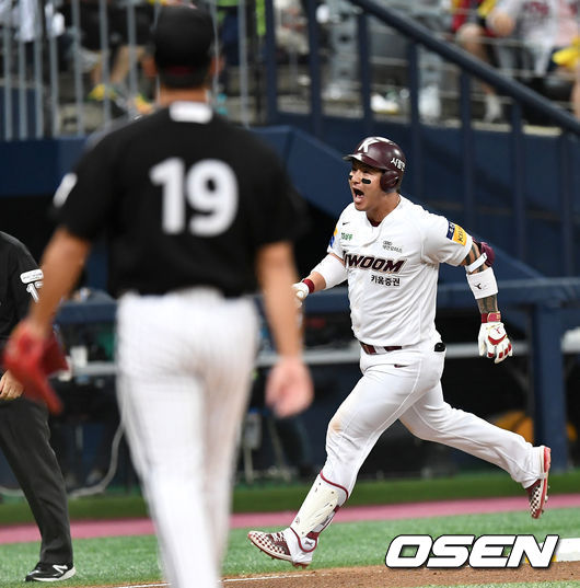 준플레이오프 1차전 9회말 LG 고우석 상대로 초구에 끝내기 솔로포를 날린 키움 박병호가 그라운드를 돌며 환호하고 있다. /dreamer@osen.co.kr