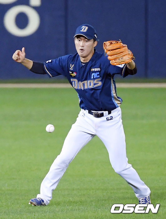 8회말 1사 1루 LG 유강남의 평범한 뜬공을 NC 유격수 노진혁이 실책을 범하며 잡지 못하고 있다./ rumi@osen.co.kr