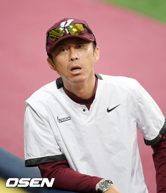 키움 손혁 감독이 덕아웃 앞에서 말을 하고 있다. /rumi@osen.co.kr