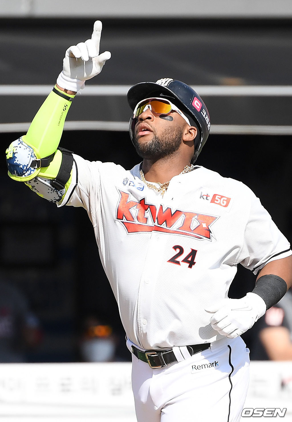 1회말 무사 주자 1,2루 KT 로하스가 우월 선취 스리런포를 날린 후 그라운드를 돌며 세레모니를 펼치고 있다./rumi@osen.co.kr