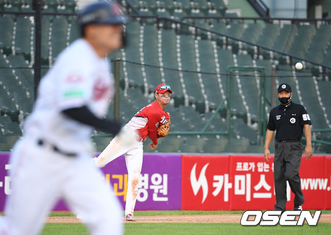 7회말 1사 만루 KIA 김규성이 롯데 민병헌의 내야 땅볼을 잡아 병살 플레이를 만들고 있다. /youngrae@osen.co.kr