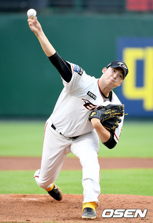 한화 선발투수 김민우가 마운드에 올라 힘차게 공을 뿌리고 있다./ksl0919@osen.co.kr