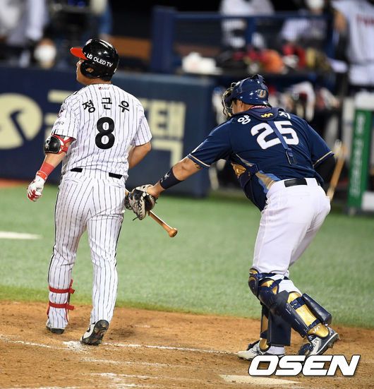 연장 10회말 2사 2루에서 LG 정근우가 삼진으로 물러나고 있다./jpnews@osen.co.kr