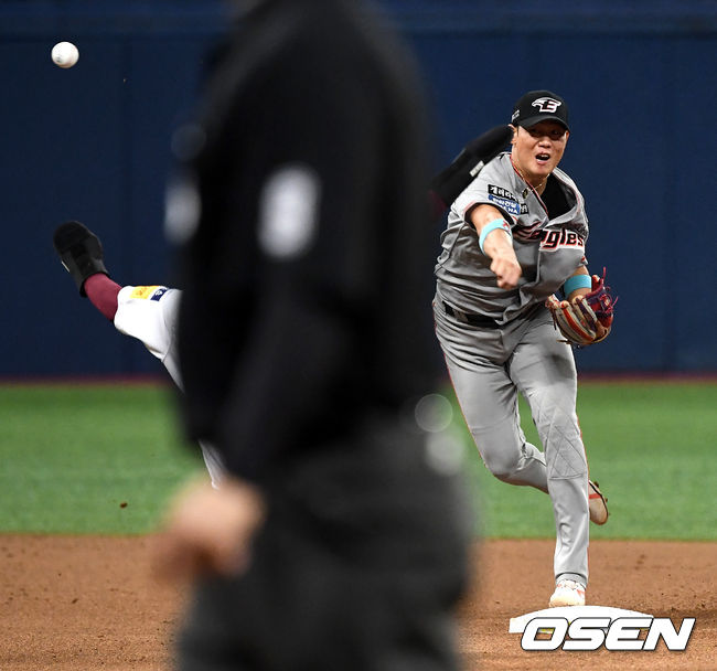 한화 유격수 하주석이 1루로 송구하고 있다. / dreamer@osen.co.kr