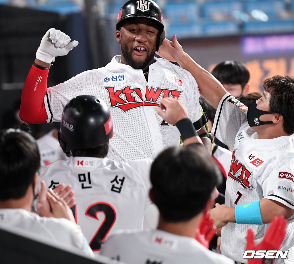7회말 KT 선두타자로 나온 로하스가 중월 동점 솔로 홈런을 날린 후 덕아웃에서 동료들과 기쁨을 나누고 있다./rumi@osen.co.kr