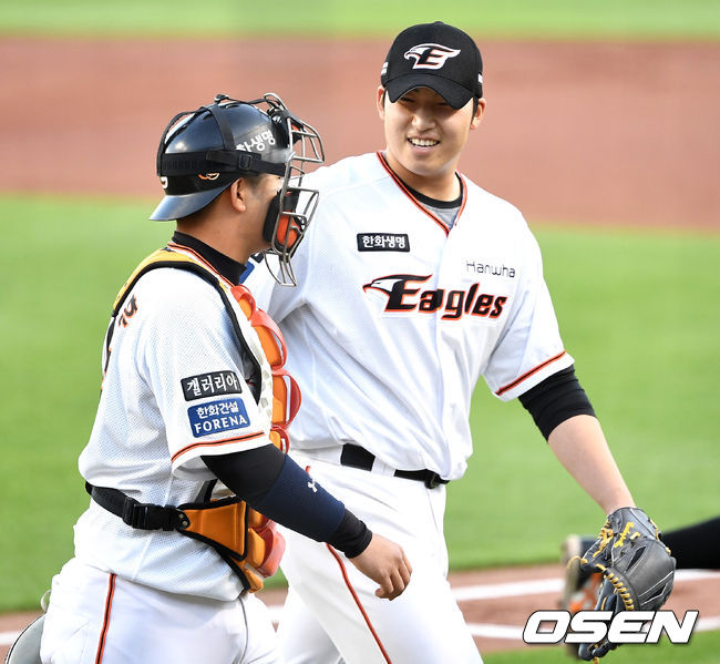 한화 선발 김민우와 최재훈 배터리가 더그아웃으로 향하며 대화를 나누고 있다. / dreamer@osen.co.kr