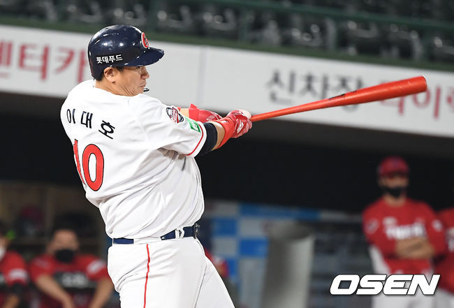 4일 오후 부산 사직야구장에서 '2020 신한은행 SOL KBO리그' 롯데 자이언츠와 KIA 타이거즈의 경기가 열렸다.8회말 무사 롯데 이대호가 솔로홈런을 때려내고 있다. /youngrae@osen.co.kr