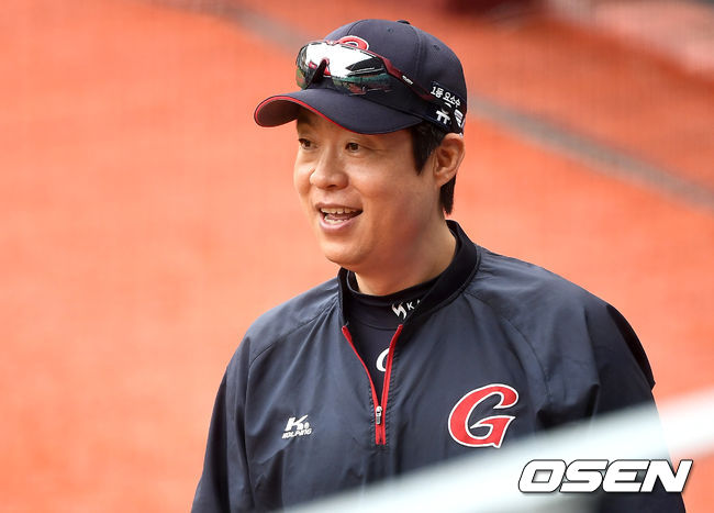 5일 오후 인천 SK행복드림구장에서 ‘2020 신한은행 SOL KBO리그’ SK 와이번스와 롯데 자이언츠의 경기가 열린다.경기 시작을 앞두고 롯데 허문회 감독이 선수들의 훈련을 함께하며 미소짓고 있다. / dreamer@osen.co.kr