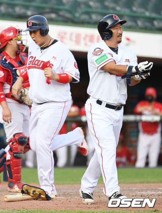 7회말 1사 만루 롯데 이병규가 밀어내기 볼넷으로 타점을 올리고 있다. /youngrae@osen.co.kr