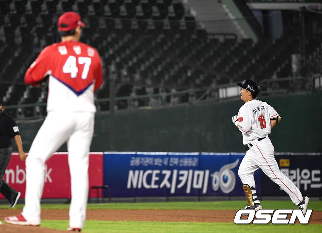 4일 오후 부산 사직야구장에서 '2020 신한은행 SOL KBO리그' 롯데 자이언츠와 KIA 타이거즈의 경기가 열렸다.6회말 2사 2루 롯데 이병규가 투런 홈런을 때린 뒤 베이스를 돌고 있다. /youngrae@osen.co.kr