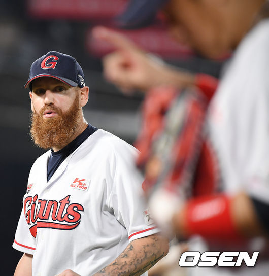 4일 오후 부산 사직야구장에서 '2020 신한은행 SOL KBO리그' 롯데 자이언츠와 KIA 타이거즈의 경기가 열렸다.6회초 이닝을 마친 롯데 스트레일리가 호수비를 선보인 이대호와 이야기를 나누고 있다. /youngrae@osen.co.kr