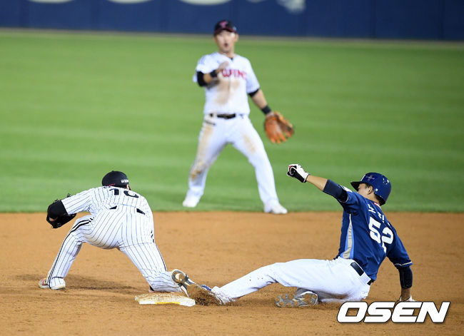 연장 12회초 2사 만루에서 LG 정주현이 NC 박민우의 2루땅볼에 2루에 송구하며 노진혁을 잡아내고 있다. 유격수는 오지환./jpnews@osen.co.kr