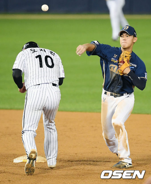 3일 NC-LG전. 3회말 1사 주자 1,2루 LG 라모스의 1루수 앞 병살타 때 NC 유격수 박준영이 2루에서 LG 오지환을 포스아웃 시킨 후 1루로 송구하고 있다./ rumi@osen.co.kr