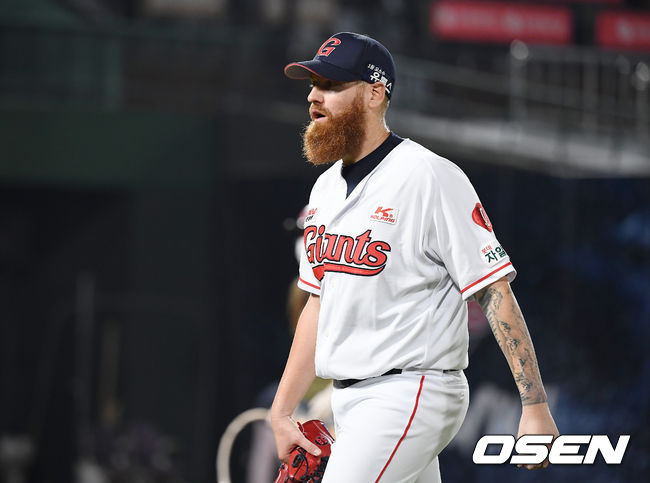 4일 오후 부산 사직야구장에서 '2020 신한은행 SOL KBO리그' 롯데 자이언츠와 KIA 타이거즈의 경기가 열렸다.5회초 이닝을 마친 롯데 스트레일리가 더그아웃으로 들어오고 있다. /youngrae@osen.co.kr