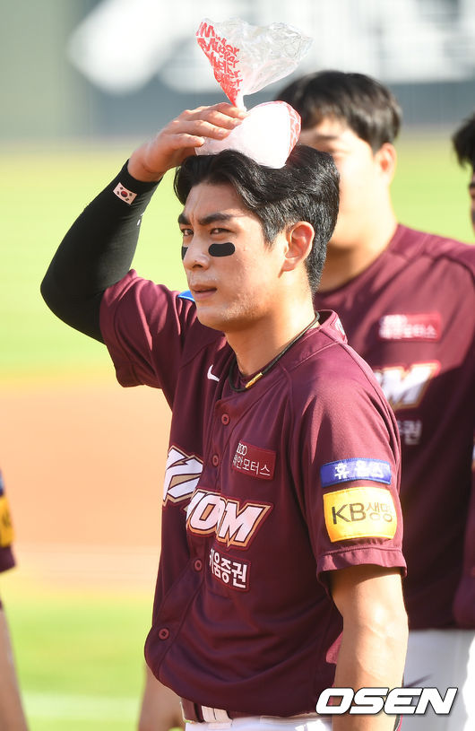 키움 이정후가 머리에 얼음주머니를 올려두고 동료들과의 미팅을 준비하고 있다. / dreamer@osen.co.kr