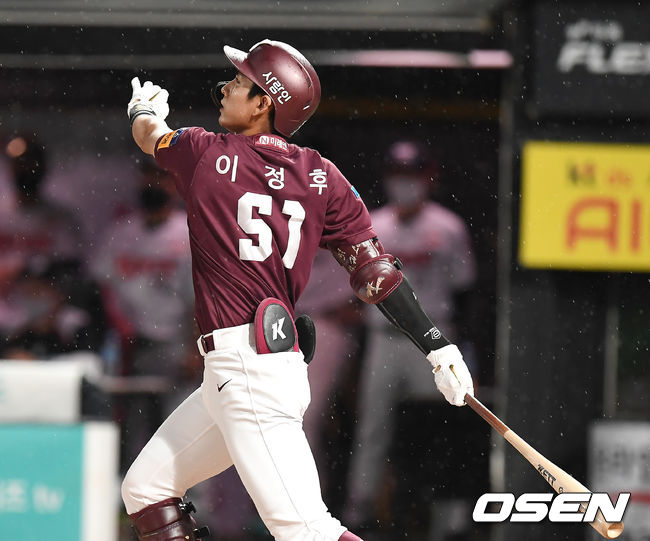 4회초 무사 키움 이정후가 솔로 홈런을 때려내고 있다. /youngrae@osen.co.kr