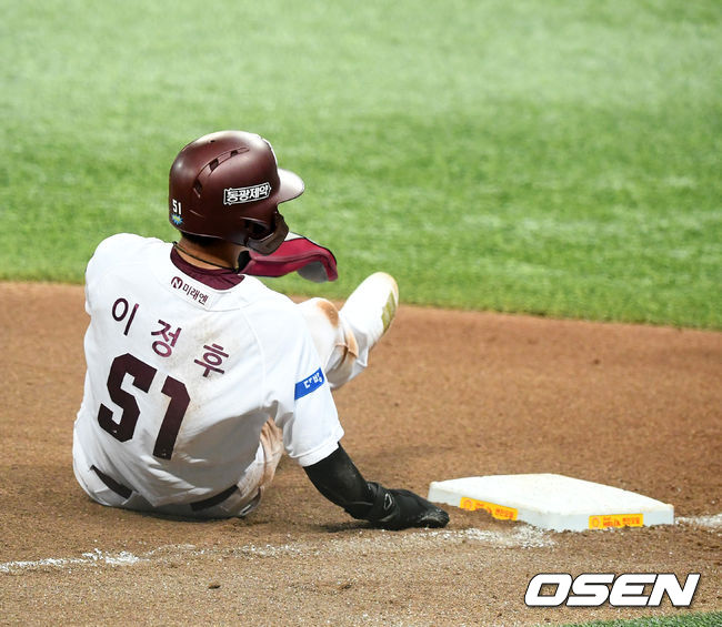 8회말 무사 1,2루에서 키움 이정후가 김웅빈의 타석에 폭투를 틈타 3루를 노렸지만 태그아웃 당하며 아쉬워하고 있다. /jpnews@osen.co.kr