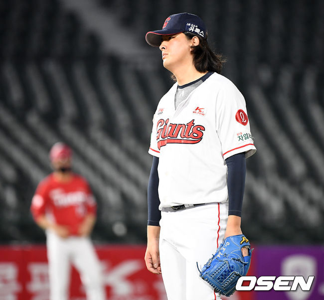 4일 오후 부산 사직야구장에서 '2020 신한은행 SOL KBO리그' 롯데 자이언츠와 KIA 타이거즈의 경기가 열렸다.9회초 2사 1루 롯데 김원중이 KIA 최형우에게 내야 안타를 허용한 뒤 아쉬워하고 있다. /youngrae@osen.co.kr