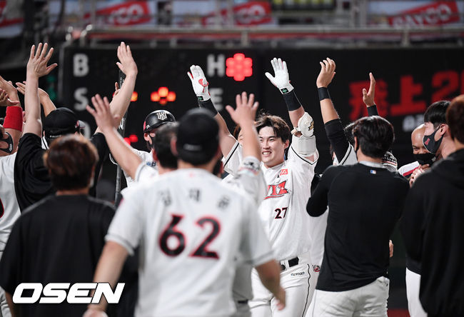 KT 배정대가 9회말 2사 1루에서 끝내기 투런 홈런을 날린 후 기뻐하고 있다./rumi@osen.co.kr