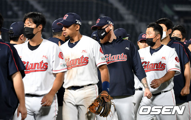 롯데는 4일 부산 사직구장에서 열린 ‘2020 신한은행 SOL KBO리그’ 정규리그 KIA 타이거즈와의 더블헤더 2차전에서 9-7로 승리를 거뒀다.  이로써 롯데는 3연패를 끊었고 앞서 열린 더블헤더 1차전의 패배를 설욕했다. 시즌 48승46패1무. KIA는 4연승이 중단됐고 시즌 51승46패가 됐다.승리를 거둔 롯데 스트레일리가 선수단과 세레머니를 하고 있다. /youngrae@osen.co.kr