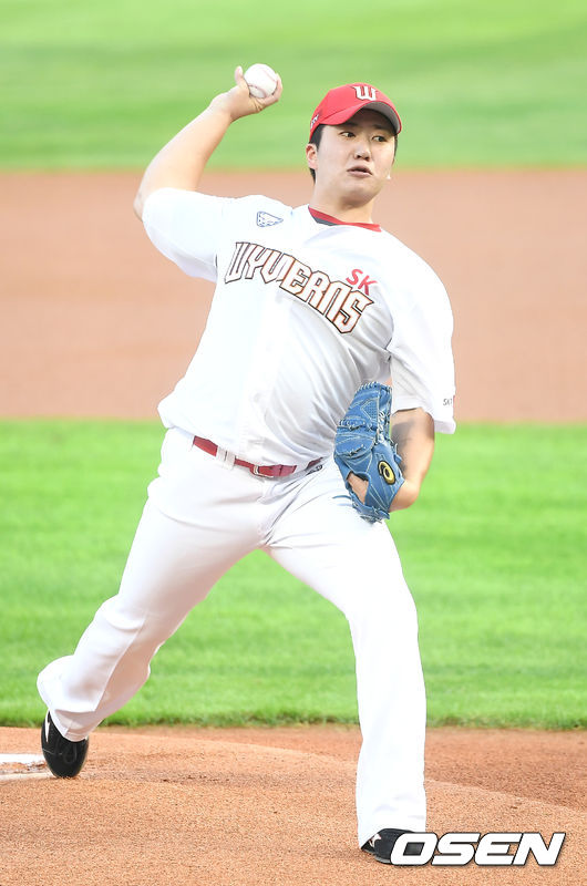 1회초 SK 이건욱이 역투하고 있다. /youngrae@osen.co.kr