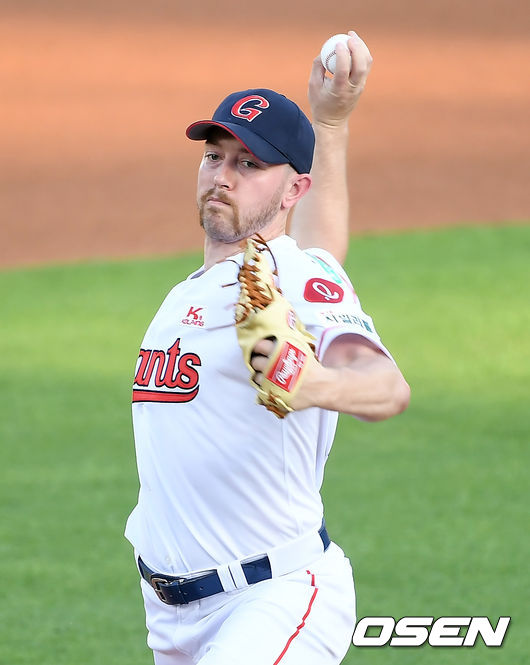 9일 부산 사직야구장에서 ‘2020 신한은행 SOL KBO리그’ 롯데 자이언츠와 한화 이글스의 경기가 열렸다.1회초 롯데 선발투수 샘슨이 마운드에 올라 힘차게 공을 뿌리고 있다./ksl0919@osen.co.kr/ksl0919@osen.co.kr