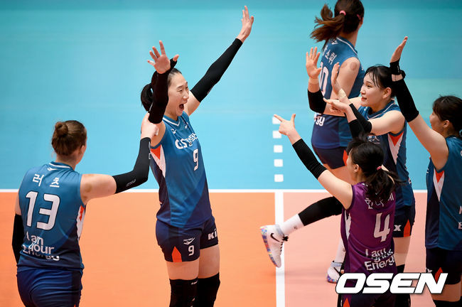 5일 오후 충북 제천시 제천체육관에서 2020 제천·MG새마을금고컵 프로배구대회 여자부 흥국생명과 GS칼텍스의 결승전 경기가 열렸다. 1세트 GS칼텍츠 선수들이 득점에 기쁨을 나누고 있다./ksl0919@osen.co.kr