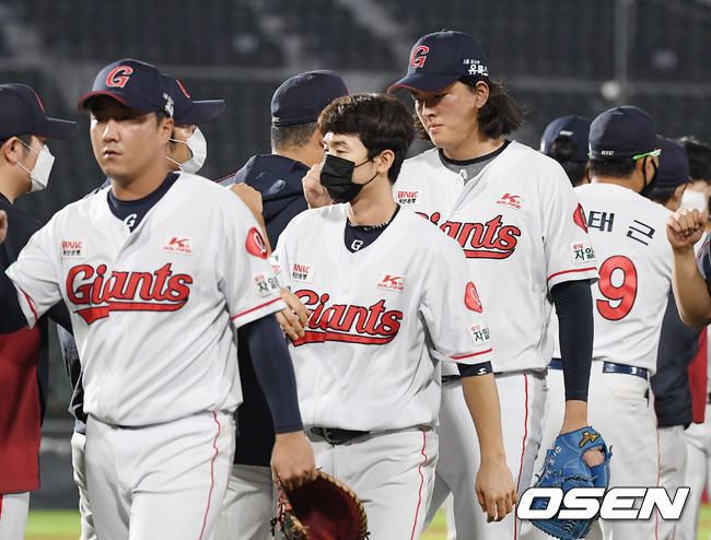 롯데는 4일 부산 사직구장에서 열린 ‘2020 신한은행 SOL KBO리그’ 정규리그 KIA 타이거즈와의 더블헤더 2차전에서 9-7로 승리를 거뒀다.  이로써 롯데는 3연패를 끊었고 앞서 열린 더블헤더 1차전의 패배를 설욕했다. 시즌 48승46패1무. KIA는 4연승이 중단됐고 시즌 51승46패가 됐다.승리를 지켜낸 롯데 김원중이 선수단과 세레머니를 하고 있다. /youngrae@osen.co.kr