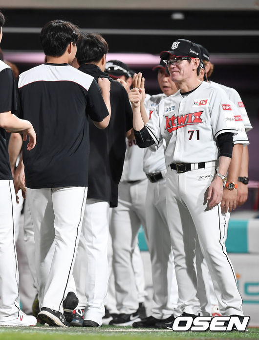 KT 이강철 감독이 4일 SK와 더블헤더 2경기를 모두 잡고 4연승에 성공. 5일 키움전에서 5연승을 노린다.