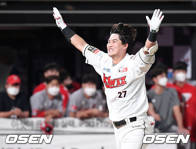 4일 수원 SK전에서 9회말 2사 1루에서 끝내기 투런 홈런을 날린 KT 배정대가 5일 키움 원정에서 5번 타순에 배치됐다./rumi@osen.co.kr