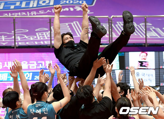 GS칼텍스 흥국생명을 꺾는 대이변을 일으키며 3년 만에 컵대회 정상에 섰다.GS칼텍스는 5일 충북 제천체육관에서 2020 제천･MG새마을금고컵 프로배구대회 여자부 흥국생명과의 결승전에서 세트스코어 3-0(25-23, 28-26, 25-23)으로 승리했다. 이날 승리로 GS칼텍스는 2017년 이후 3년 만에 컵대회 정상에 올랐다.우승포인트의 주인공 강소휘GS칼텍스)가 기자단 투표 30표 중 14표를 얻어 MVP로 선정됐다. 러츠가 10표, 이소정이 6표를 얻었다. 화제의 주인공 김연경(흥국생명)은 MIP를 수상했다.경기 종료 후 GS칼텍스 차상현 감독이 헹가레를 받고 있다./ksl0919@osen.co.kr