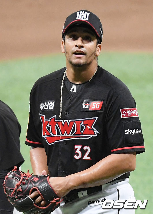 9회말 2사 주자 2,3루 키움 러셀 타석에서 KT 선발 쿠에바스가 마운드를 내려가며 미소짓고 있다. /rumi@osen.co.kr