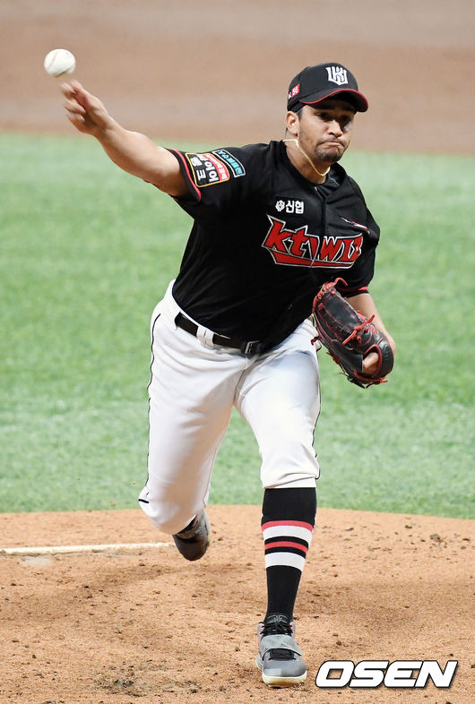 KT 선발 쿠에바스가 마운드 위에서 힘차게 공을 뿌리고 있다. /rumi@osen.co.kr