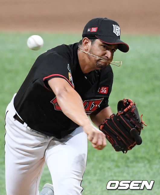 9회말 KT 선발 쿠에바스가 힘차게 공을 뿌리고 있다. /rumi@osen.co.kr