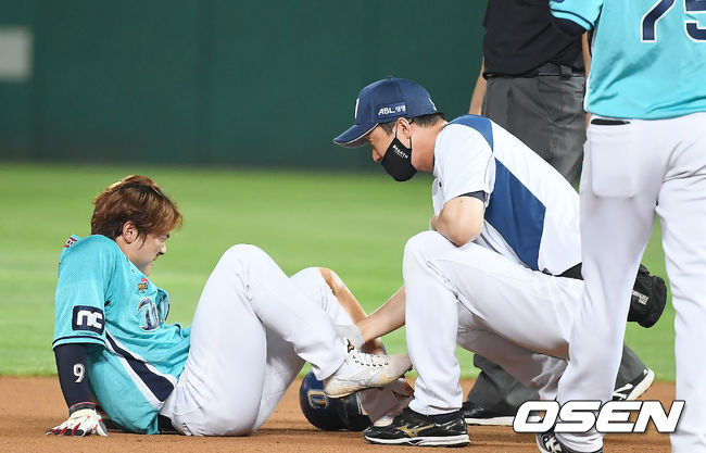 7회초 2사 1루 NC 김태진이 2루 도루를 시도하다 부상을 당해 교체되고 있다. /youngrae@osen.co.kr