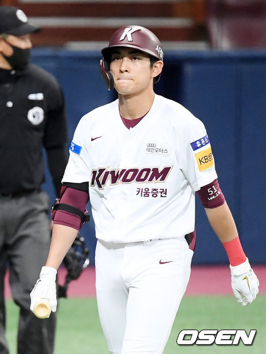 4회말 2사 키움 이정후가 헛스윙 삼진아웃을 당한 후 아쉬워하며 덕아웃으로 향하고 있다. /rumi@osen.co.kr