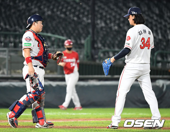 롯데는 4일 부산 사직구장에서 열린 ‘2020 신한은행 SOL KBO리그’ 정규리그 KIA 타이거즈와의 더블헤더 2차전에서 9-7로 승리를 거뒀다.  이로써 롯데는 3연패를 끊었고 앞서 열린 더블헤더 1차전의 패배를 설욕했다. 시즌 48승46패1무. KIA는 4연승이 중단됐고 시즌 51승46패가 됐다.승리를 지켜낸 롯데 김원중이 김준태와 세레머니를 하고 있다. /youngrae@osen.co.kr