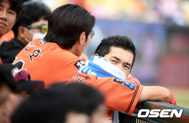 1회말 한화 이용규가 경기를 지켜보고 있다.  /jpnews@osen.co.kr