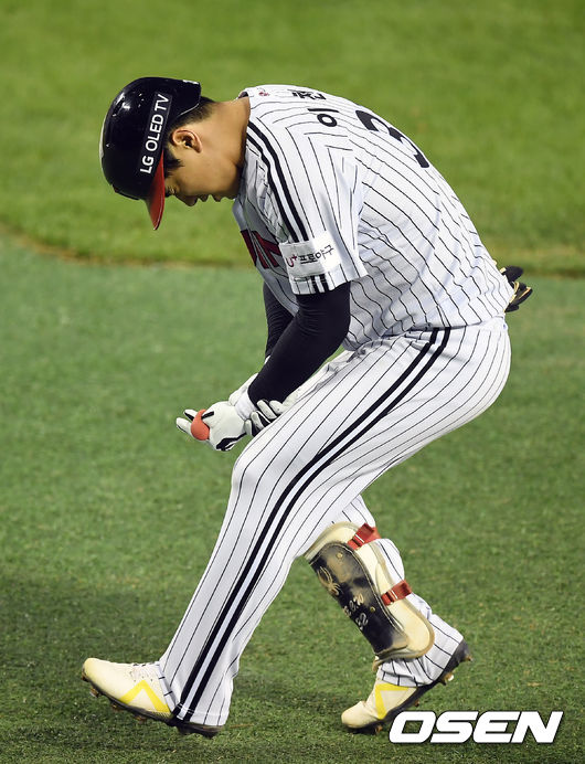 5회말 무사 LG 이천웅이 손에 사구를 맞아 통증을 호소하고 있다. /youngrae@osen.co.kr