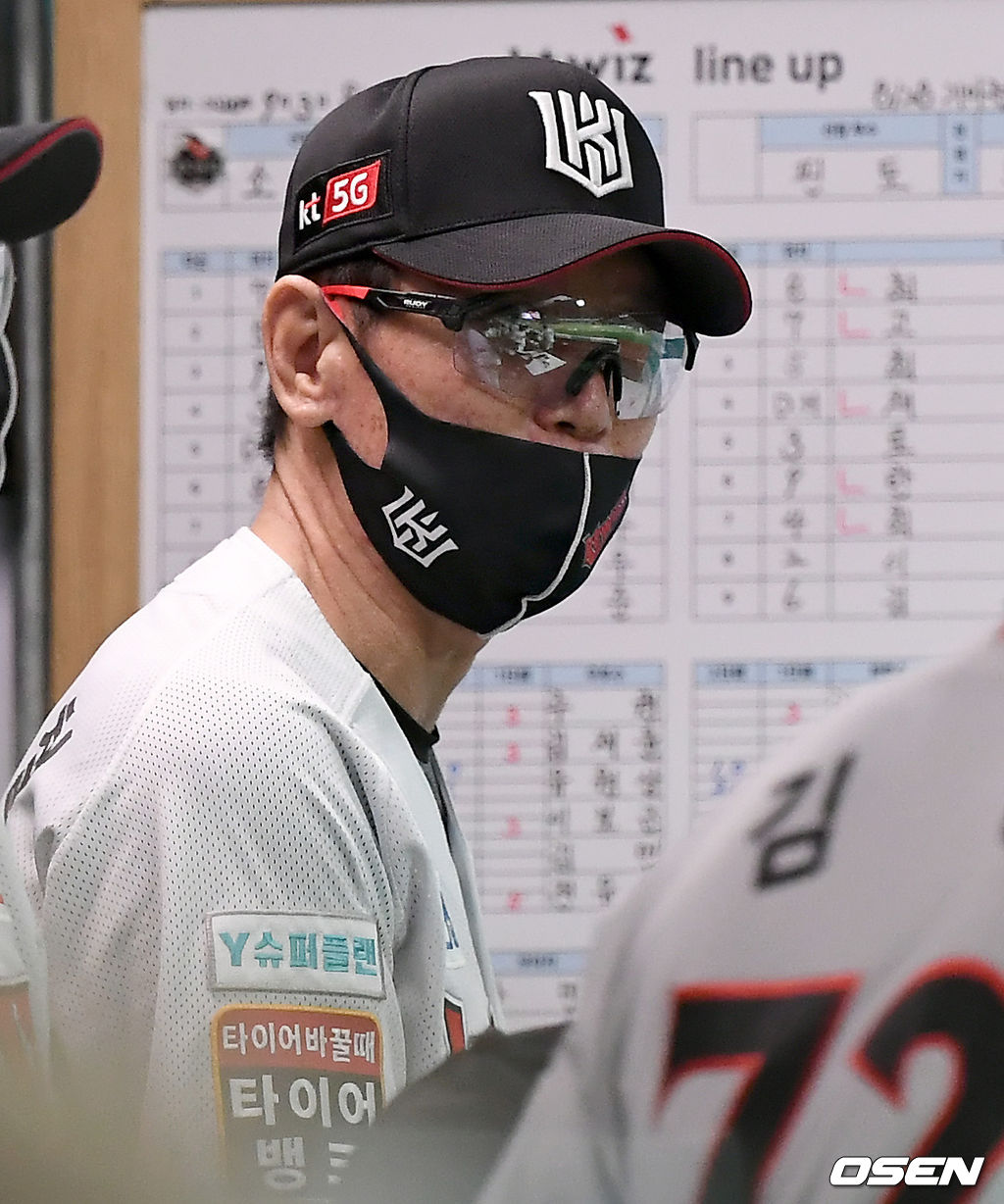 3일 오후 수원 KT위즈파크에서 ‘2020 신한은행 SOL KBO 리그’ KT 위즈와 SK 와이번스의 경기가 열렸다.4회초 1사 KT 이강철감독이 코치진과 이야기를 나누고 있다./ksl0919@osen.co.kr