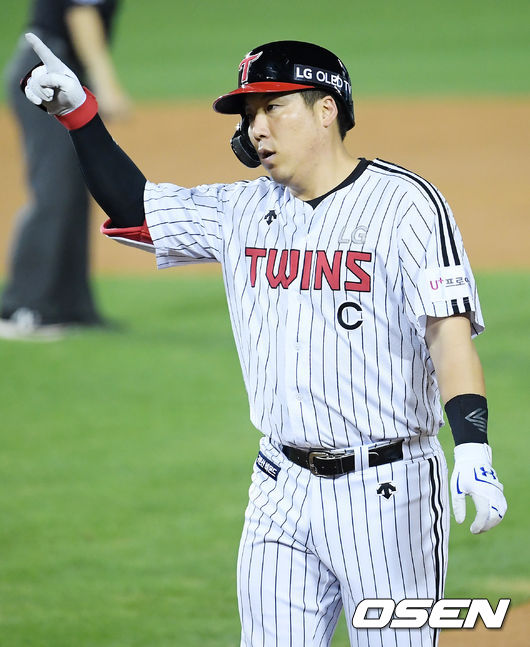 6회말 1사 주자 2,3루 LG 김현수가 좌중간 2타점 적시타를 날린 후 1루에서 기뻐하고 있다./ rumi@osen.co.kr