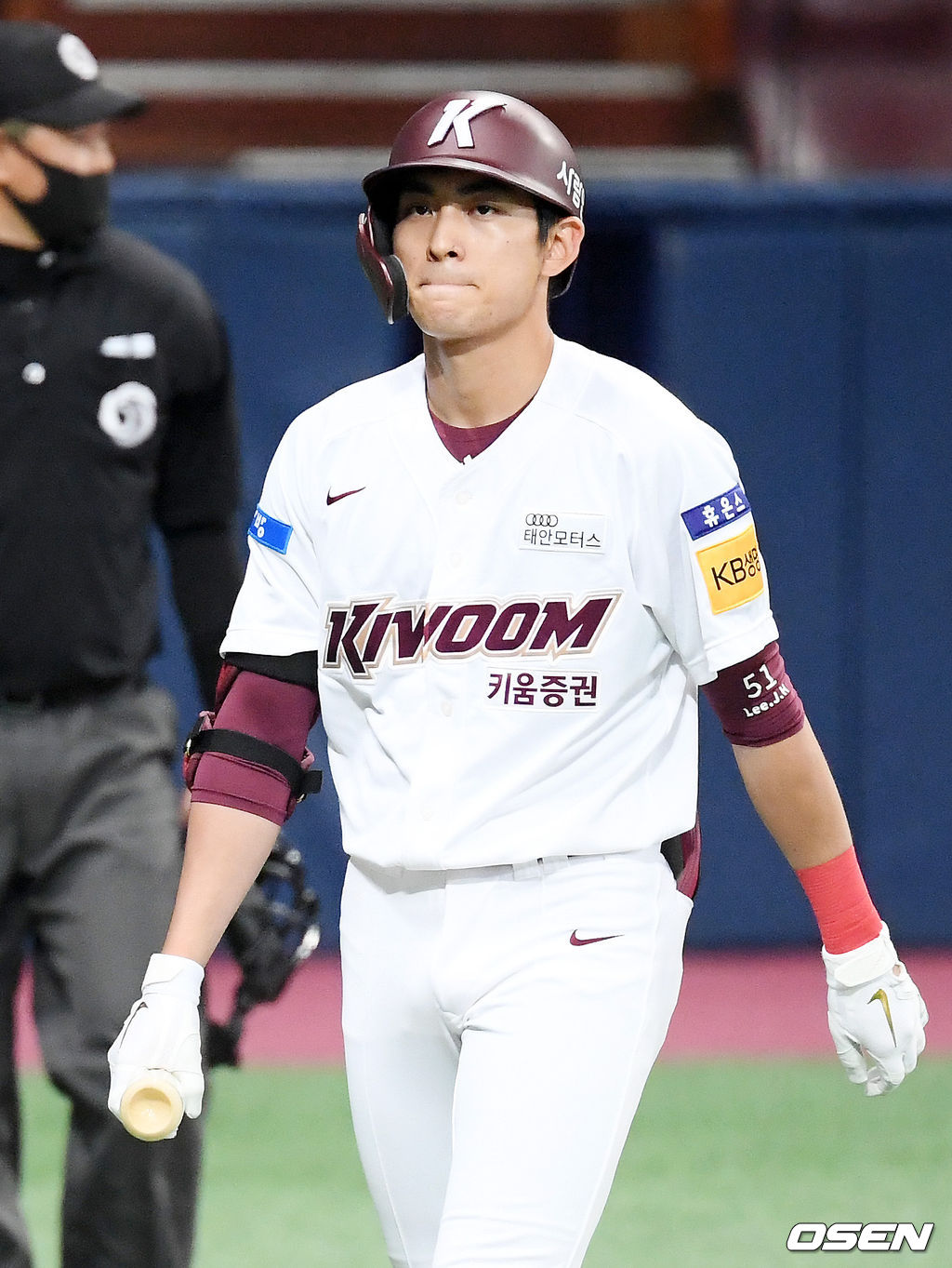 4회말 2사 키움 이정후가 헛스윙 삼진아웃을 당한 후 아쉬워하며 덕아웃으로 향하고 있다. /rumi@osen.co.kr