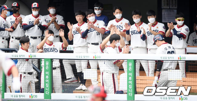 6일 오후 서울 잠실야구장에서 ‘2020 신한은행 SOL KBO리그’ 두산 베어스와 SK 와이번스의 경기가 열렸다. 1회말 1사 1루 두산 오재일이 선취 중월 투런포를 때려낸 뒤 더그아웃에서 동료들의 환영을 받고 있다. /cej@osen.co.kr