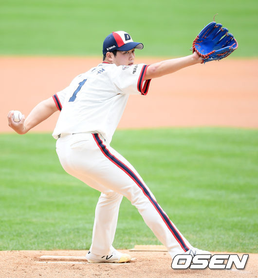 1회초 마운드에 오른 두산 선발 함덕주가 공을 뿌리고 있다. /cej@osen.co.kr