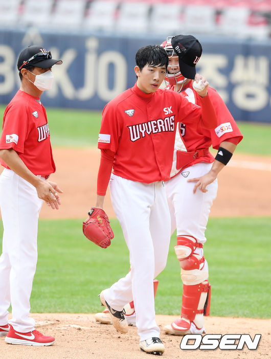 3회말 무사 1,3루 SK 선발 오원석이 교체되고 있다. /cej@osen.co.kr
