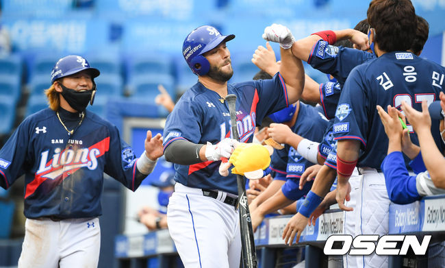 5회말 2사 1루 삼성 팔카가 2점 홈런을 날리고 동료들의 축하를 받고 있다. / soul1014@osen.co.kr